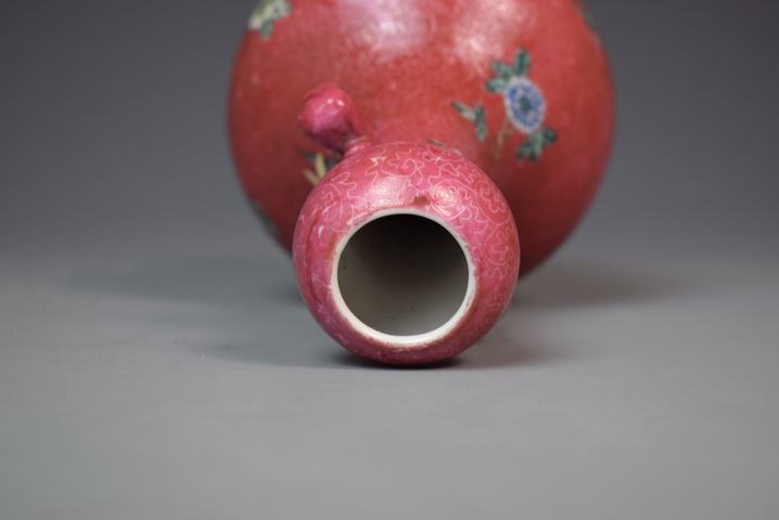 古玩陶瓷民國胭脂紅地軋道花卉象耳瓶拍賣,當前價格12800元