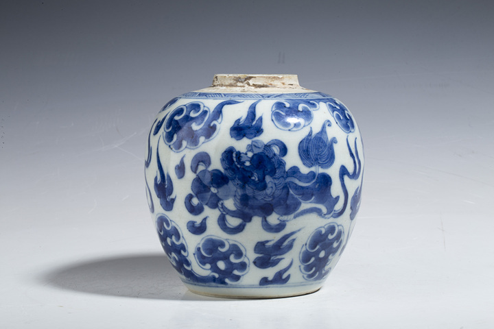 古玩陶瓷清中·青花獅子繡球紋罐拍賣,當前價格12000元