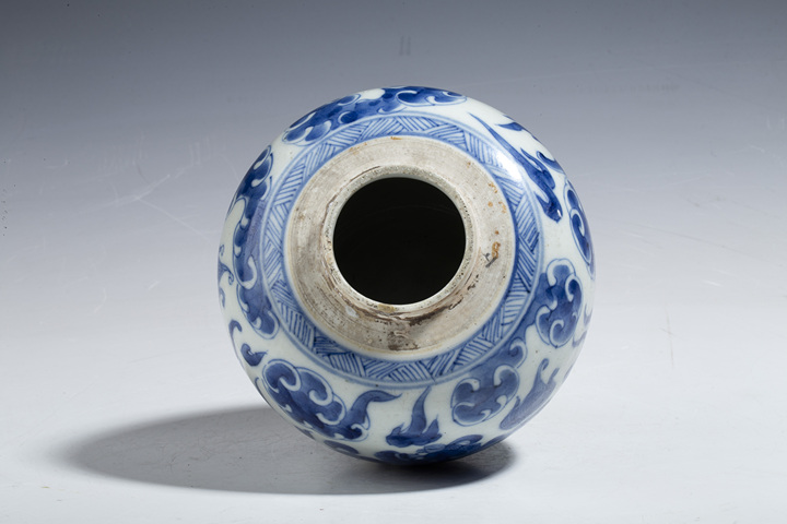 古玩陶瓷清中·青花獅子繡球紋罐拍賣,當前價格12000元