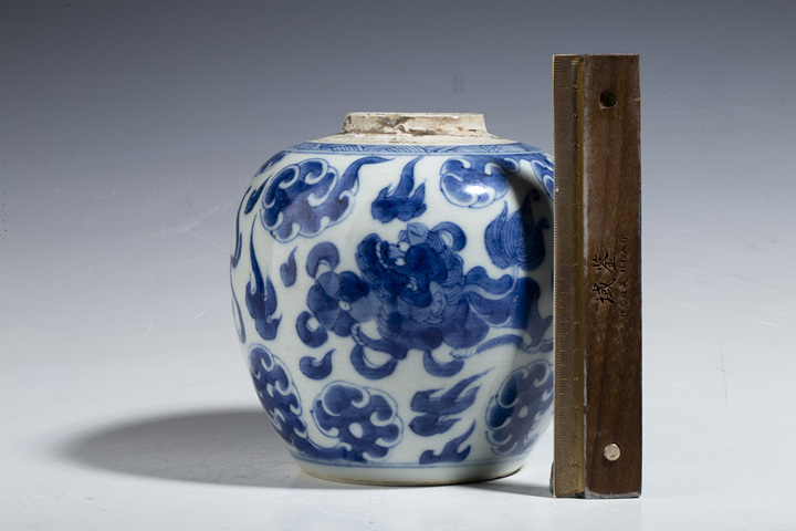 古玩陶瓷清中·青花獅子繡球紋罐拍賣,當前價格12000元