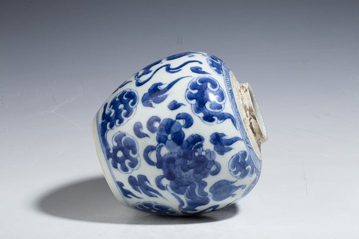 古玩陶瓷清中·青花獅子繡球紋罐拍賣,當前價格12000元