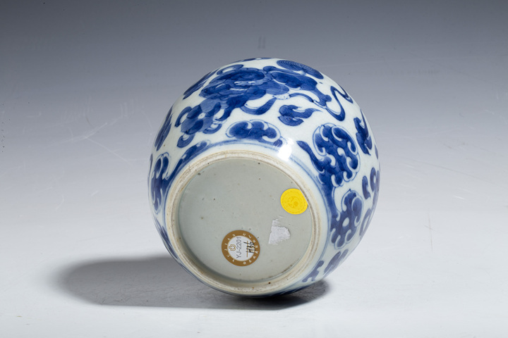 古玩陶瓷清中·青花獅子繡球紋罐拍賣,當前價格12000元