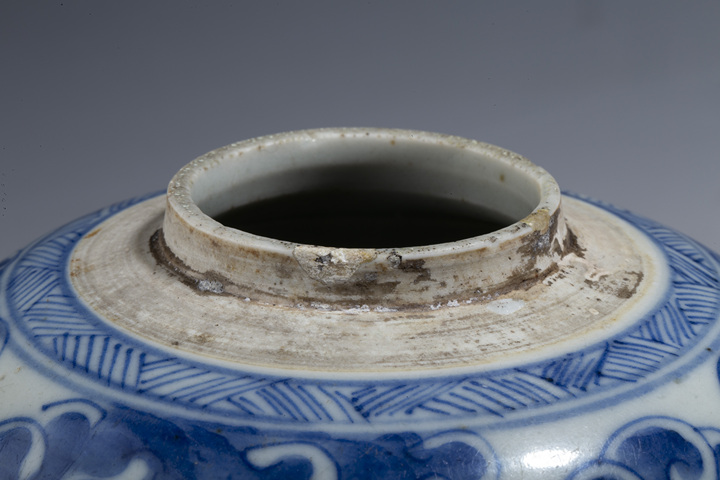 古玩陶瓷清中·青花獅子繡球紋罐拍賣,當前價格12000元