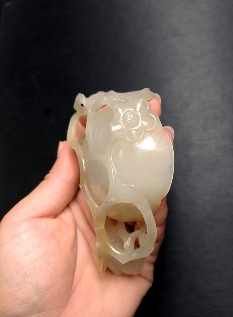 古玩玉器收藏級明代和田玉雕“梅花紋”執杯筆洗拍賣,當前價格35000元