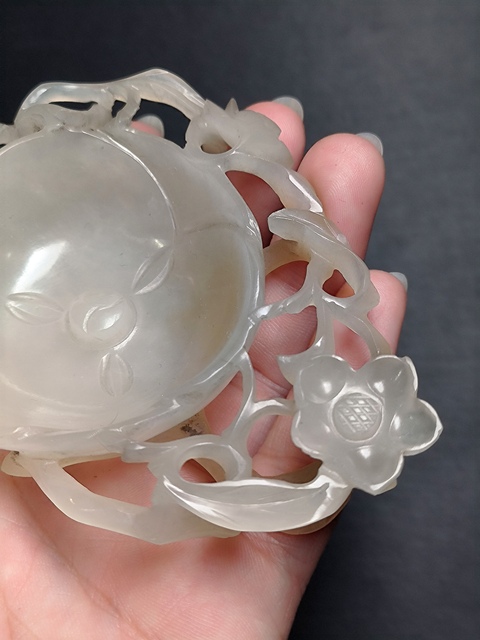 古玩玉器收藏級明代和田玉雕“梅花紋”執杯筆洗拍賣,當前價格35000元
