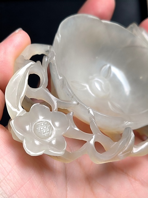 古玩玉器收藏級明代和田玉雕“梅花紋”執杯筆洗拍賣,當前價格35000元