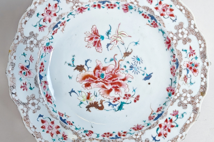 古玩陶瓷清雍乾·粉彩八開窗花卉紋花口盤拍賣，當(dāng)前價格3500元