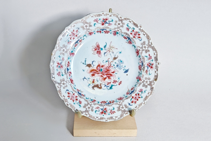 古玩陶瓷清雍乾·粉彩八開窗花卉紋花口盤拍賣，當(dāng)前價格3500元