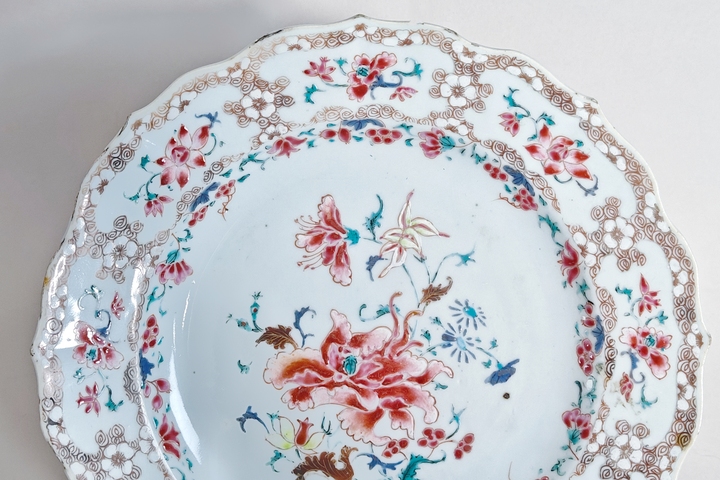 古玩陶瓷清雍乾·粉彩八開窗花卉紋花口盤拍賣，當(dāng)前價格3500元