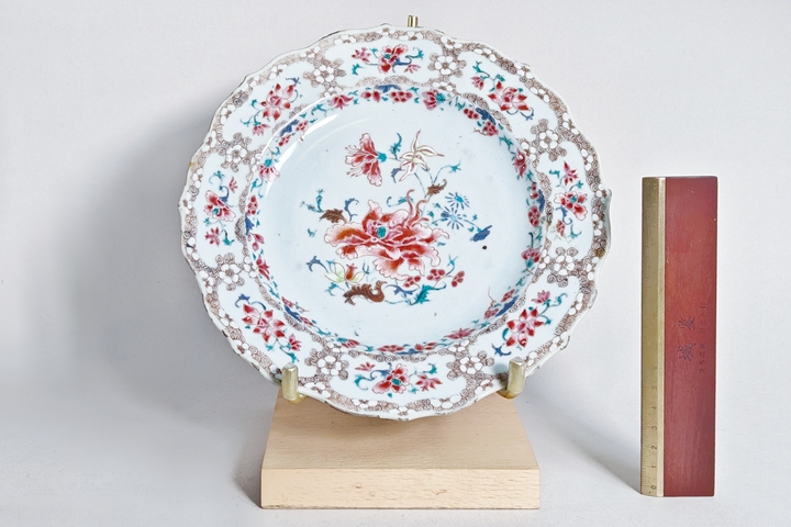 古玩陶瓷清雍乾·粉彩八開窗花卉紋花口盤拍賣，當(dāng)前價格3500元