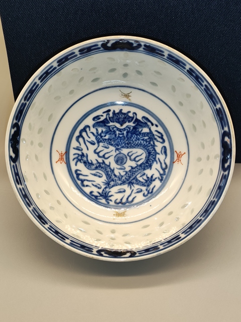 古玩陶瓷實(shí)物保真,民國(guó)至創(chuàng)匯,青花加彩龍紋玲瓏瓷碗拍賣,當(dāng)前價(jià)格299元