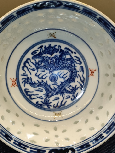 古玩陶瓷實(shí)物保真,民國(guó)至創(chuàng)匯,青花加彩龍紋玲瓏瓷碗拍賣,當(dāng)前價(jià)格299元