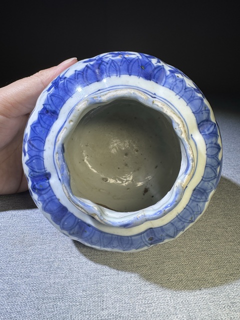 古玩陶瓷【精品】明代晚期萬歷青花松竹梅紋瓜棱型罐明代青花罐子拍賣,當前價格11800元