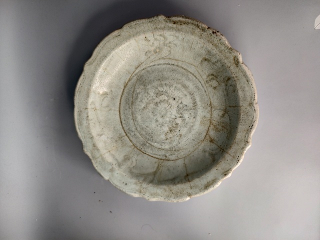 古玩陶瓷明早期龍泉窯暗刻青釉盤拍賣，當前價格0元