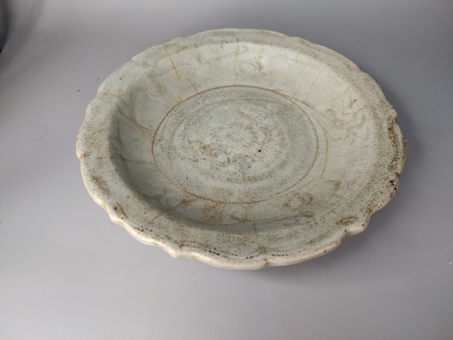 古玩陶瓷明早期龍泉窯暗刻青釉盤拍賣，當前價格0元