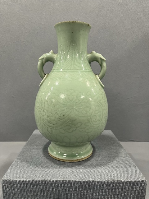古玩陶瓷青釉刻花紋雙耳瓶拍賣，當前價格4800元