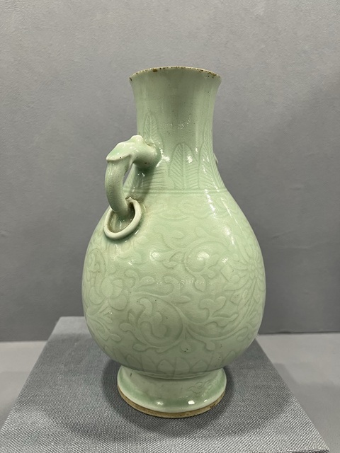 古玩陶瓷青釉刻花紋雙耳瓶拍賣，當前價格4800元