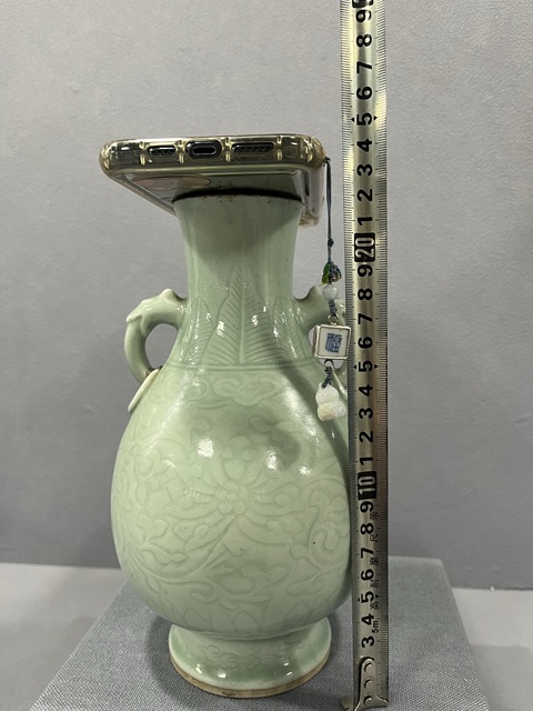 古玩陶瓷青釉刻花紋雙耳瓶拍賣，當前價格4800元