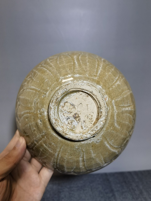 古玩陶瓷龍泉黃釉刻仰蓮紋碗拍賣,當前價格0元
