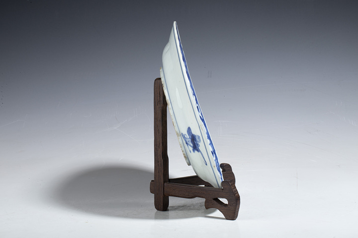 古玩陶瓷明晚·青花花卉古泉紋折沿盤
真品鑒賞圖