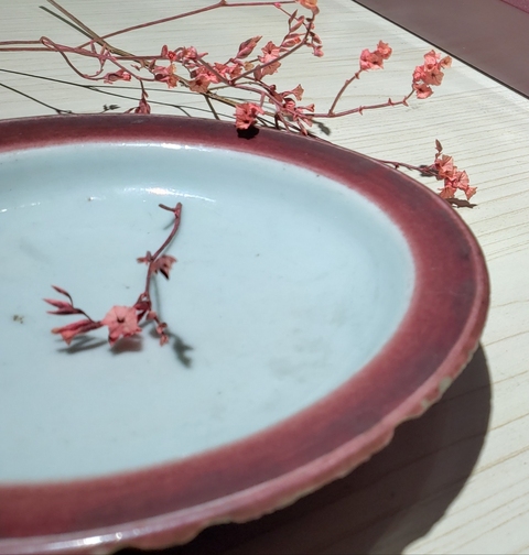 古玩陶瓷（官）雍乾時期霽紅釉折沿盤拍賣，當前價格9500元
