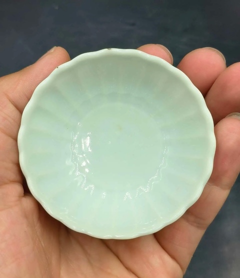 古玩陶瓷晚清?白釉菊瓣杯拍賣，當(dāng)前價(jià)格3000元