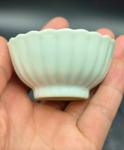 古玩陶瓷晚清?白釉菊瓣杯拍賣，當(dāng)前價(jià)格3000元