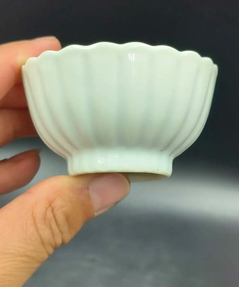 古玩陶瓷晚清?白釉菊瓣杯拍賣，當(dāng)前價(jià)格3000元