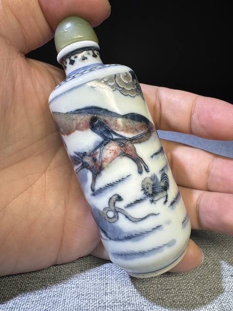 域鉴古玩】【精品】清代中晚期青花釉里红十二生肖纹鼻烟壶釉里红