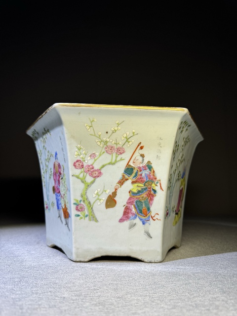 古玩陶瓷【精品】清代道光細路粉彩無雙譜紋六方花盆全品拍賣,當前價格35000元