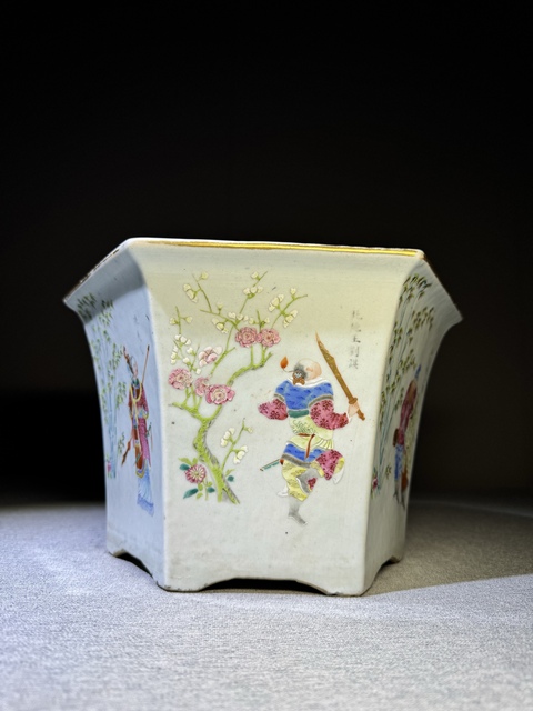 古玩陶瓷【精品】清代道光細路粉彩無雙譜紋六方花盆全品拍賣,當前價格35000元