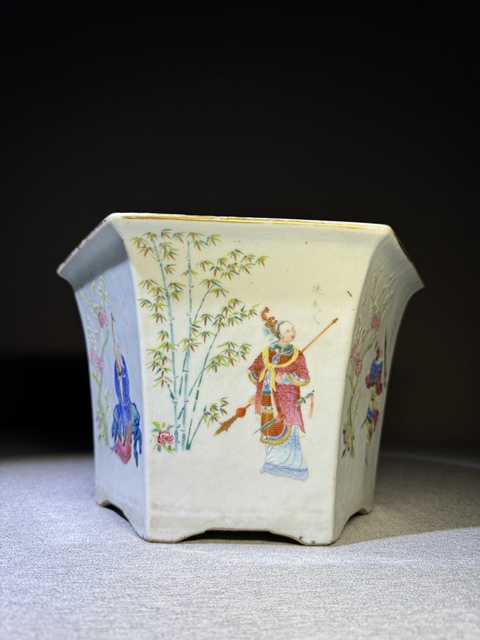 古玩陶瓷【精品】清代道光細路粉彩無雙譜紋六方花盆全品拍賣,當前價格35000元