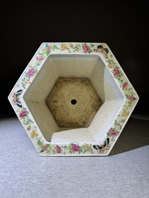 古玩陶瓷【精品】清代道光細路粉彩無雙譜紋六方花盆全品拍賣,當前價格35000元