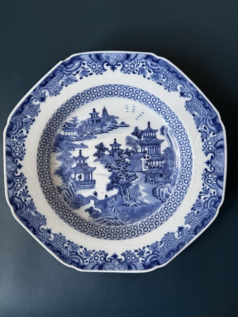 古玩陶瓷乾隆·青花山水樓閣紋八方盤真品鑒賞圖