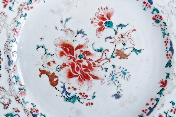 古玩陶瓷清雍乾·粉彩八開(kāi)窗花卉紋花口盤拍賣，當(dāng)前價(jià)格3500元