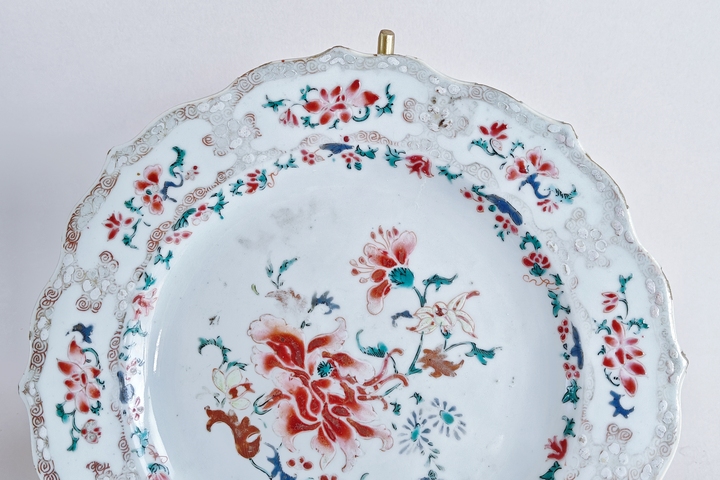 古玩陶瓷清雍乾·粉彩八開(kāi)窗花卉紋花口盤拍賣，當(dāng)前價(jià)格3500元