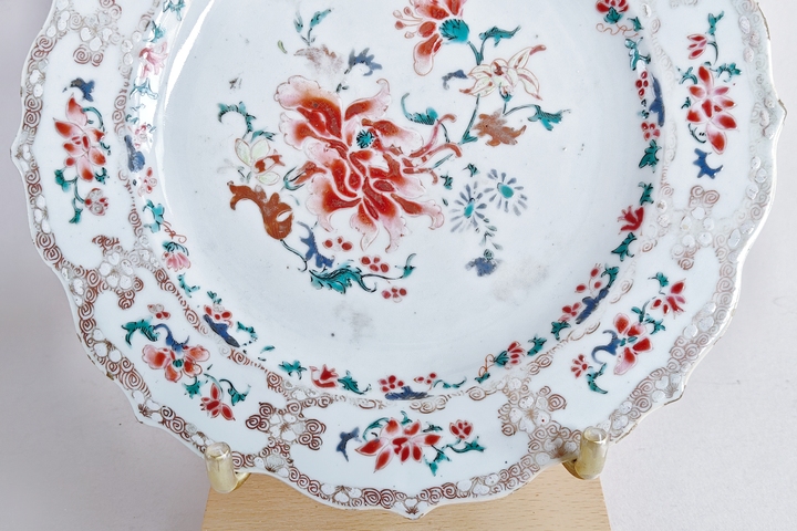 古玩陶瓷清雍乾·粉彩八開(kāi)窗花卉紋花口盤拍賣，當(dāng)前價(jià)格3500元