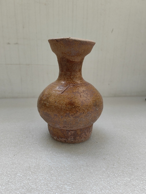 古玩陶瓷黃釉盤口瓶拍賣，當前價格980元