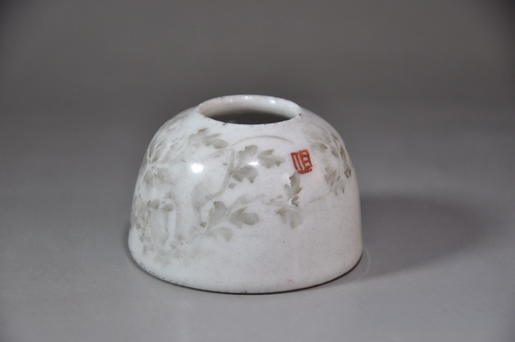 古玩陶瓷清中期乾隆墨彩馬蹄型水盂拍賣,當前價格2200元
