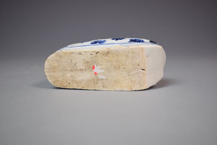 古玩陶瓷請(qǐng)?jiān)缙谇嗷ò悼汤p枝花卉紋鞋型水盂拍賣(mài)，當(dāng)前價(jià)格200元