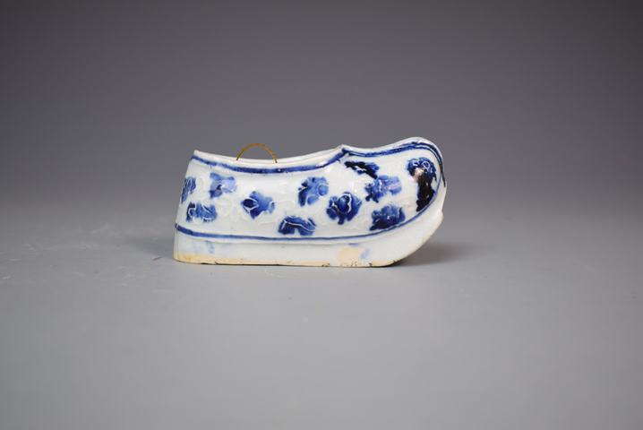 古玩陶瓷請(qǐng)?jiān)缙谇嗷ò悼汤p枝花卉紋鞋型水盂拍賣(mài)，當(dāng)前價(jià)格200元