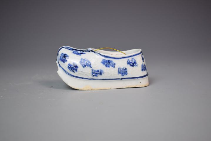 古玩陶瓷請(qǐng)?jiān)缙谇嗷ò悼汤p枝花卉紋鞋型水盂拍賣(mài)，當(dāng)前價(jià)格200元