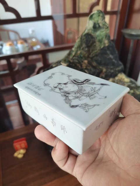 古玩陶瓷民國 刻瓷人物紋印泥盒拍賣，當(dāng)前價格3580元