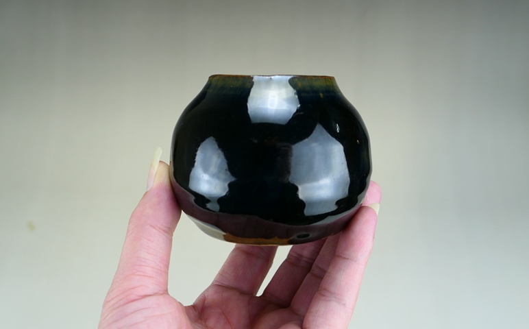 古玩陶瓷明代?耀州窯烏金釉雞心罐拍賣,當前價格2600元