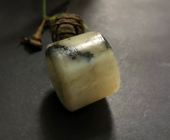 古玩玉器收藏級(jí)和田玉雕“人物故事”扳指拍賣,當(dāng)前價(jià)格28000元