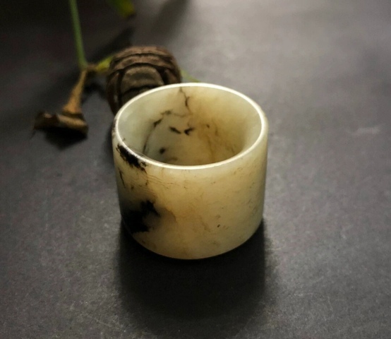 古玩玉器收藏級(jí)和田玉雕“人物故事”扳指拍賣,當(dāng)前價(jià)格28000元