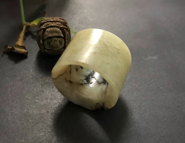 古玩玉器收藏級(jí)和田玉雕“人物故事”扳指拍賣,當(dāng)前價(jià)格28000元