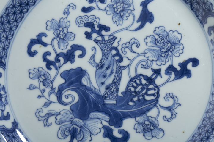 古玩陶瓷清·康雍時(shí)期·青花博古花卉紋折沿盤拍賣，當(dāng)前價(jià)格3500元