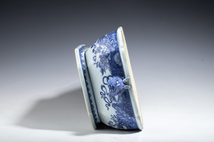古玩陶瓷清乾隆·青花花卉紋獸耳蓋盆拍賣，當前價格7000元