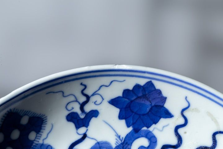 古玩陶瓷清中晚·青花海上生蓮圖盤拍賣,當前價格418元